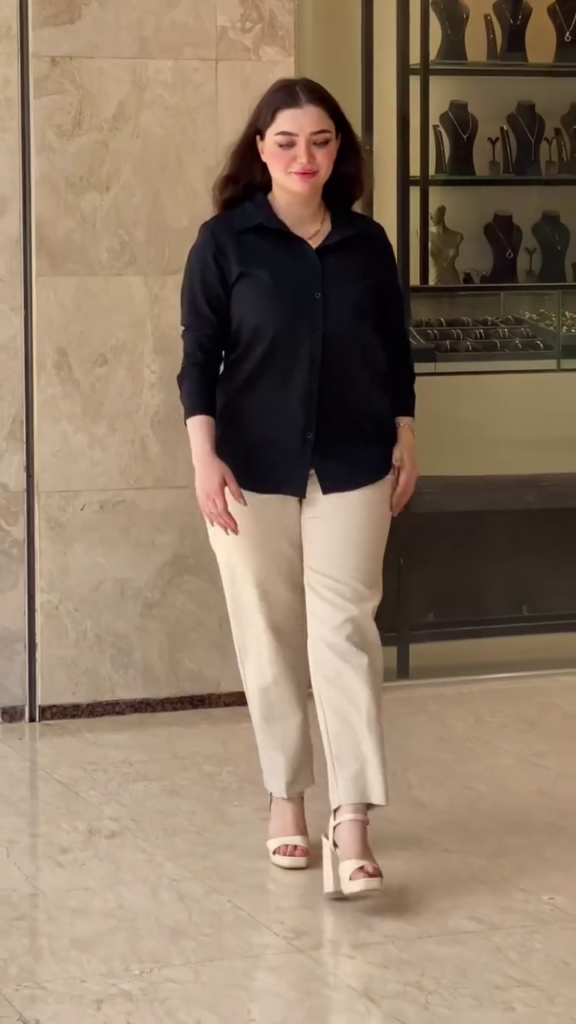 Effortless Chic: The Ultimate Oversized Button-Down Shirt - Photo 2