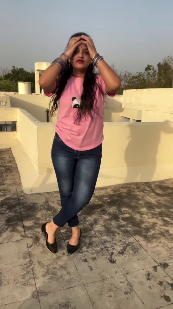 Casual Graphic T-Shirt with Distressed Denim - Photo 7