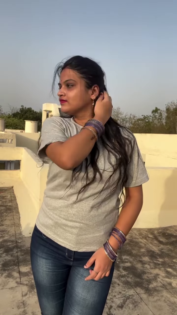 Casual Graphic T-Shirt with Distressed Denim - Photo 4